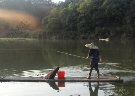 竹排渔夫图片