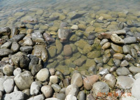 石头溪流小河图片