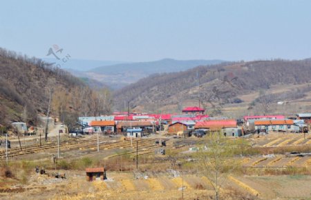 山谷里的村庄图片