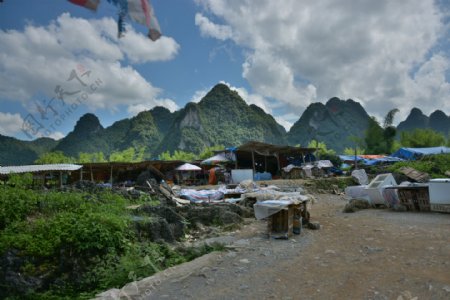 德天瀑布山路图片