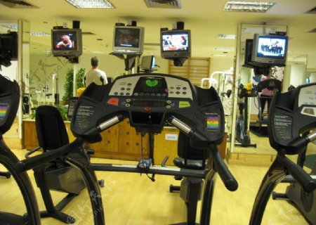 健身房跑步机图片