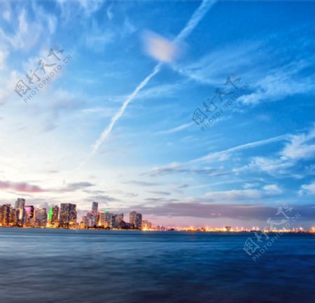 蓝色天空下海港图片