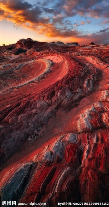 红色岩石图片
