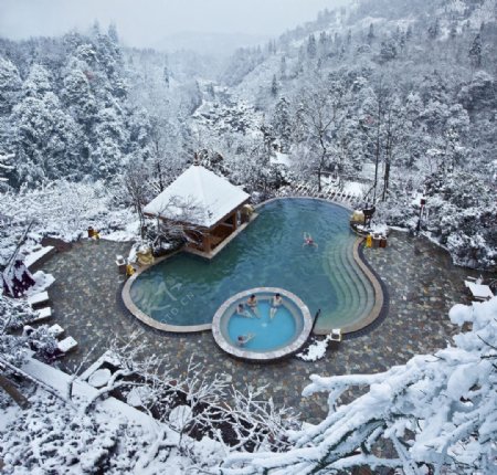 雪中温泉图片
