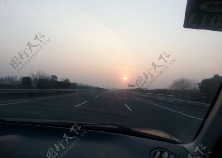 高速路上的夕阳图片