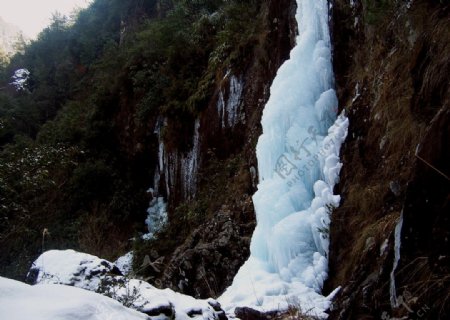 悬崖结冰瀑布图片