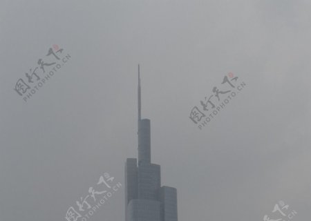 雾霾中的紫峰大厦图片