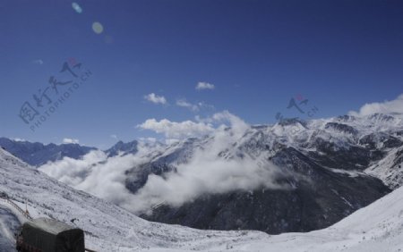 蓝天雪山雪景图片