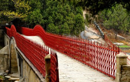 红栅栏石拱桥图片