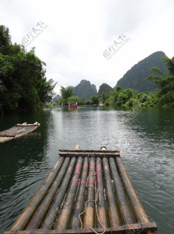 竹筏漂流图片