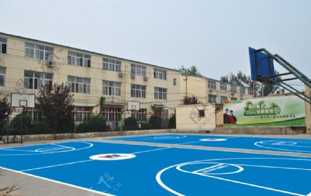 篮球场天蓝色图片