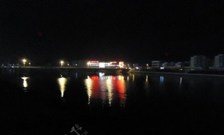 河畔夜景图片
