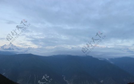 山峰初晨图片
