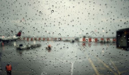 雨中机场图片