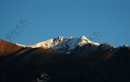雪峰晨光图片