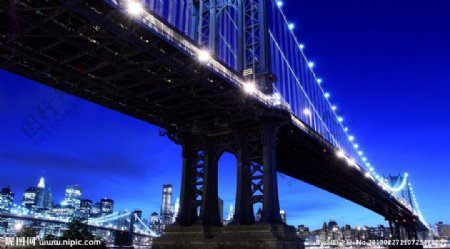 蓝色星空下的拉锁钢架桥夜景建筑图片