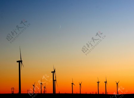落日下的风电厂图片