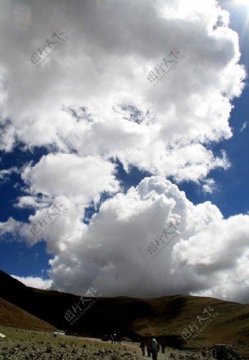 羊卓雍措的云图片