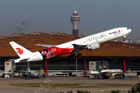 波音777远程运输机图片