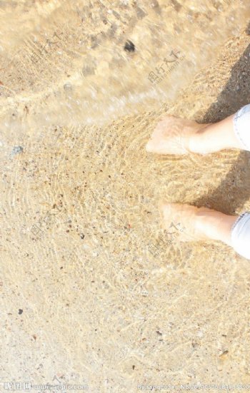 一脚踩进沙滩里图片