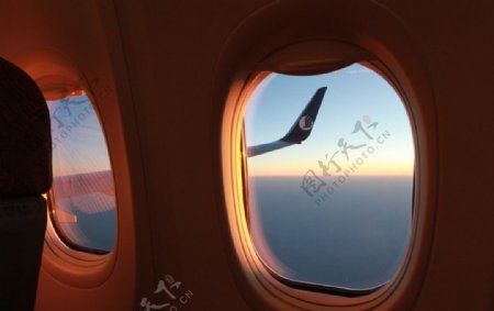 从窗口看飞机晚霞图片