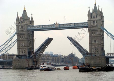 客船通过伦敦大桥非高清图片
