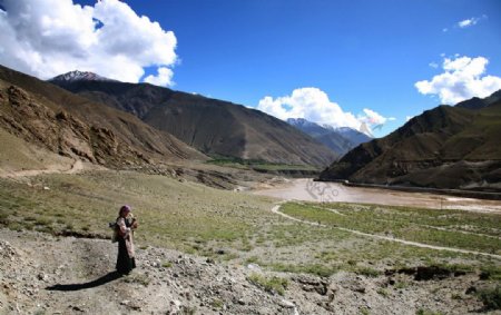 雅鲁藏布江畔牧羊女图片