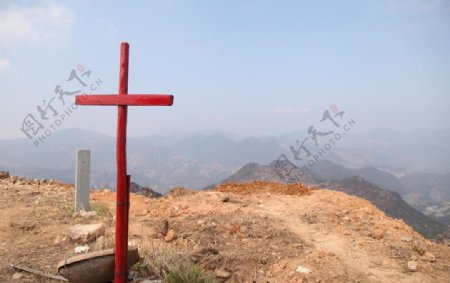 山顶上的十字架图片