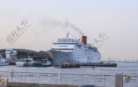 日本横滨海港大船图片