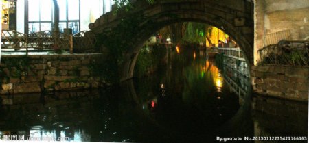 夜色中周庄石桥下的景色图片