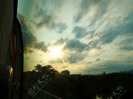 大巴车窗外风景图片