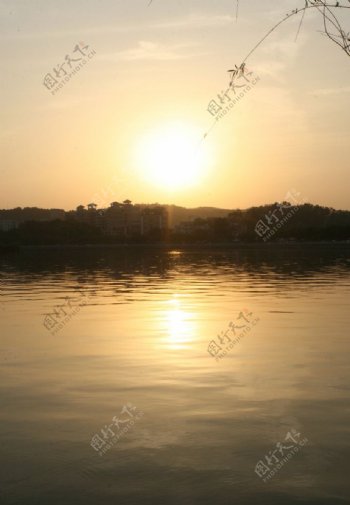 西湖日落图片