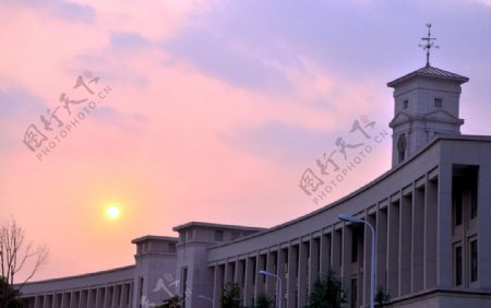 夕阳下的宁波诺丁汉大学钟楼图片