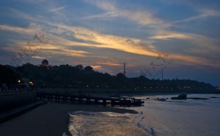 夕阳下的鼓浪屿海滩图片