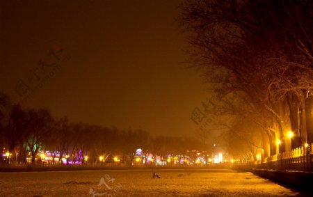 雪后后海酒吧夜景图片