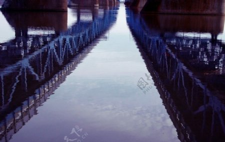 桥梁倒影图片