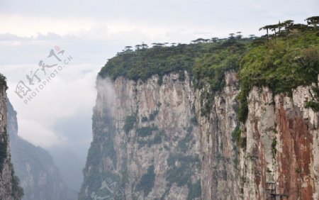 陡壁山崖图片