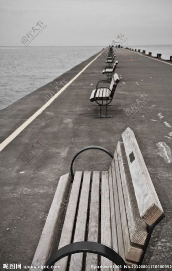 海边休闲长椅图片