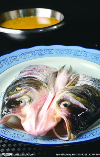 豆浆煮鱼头图片