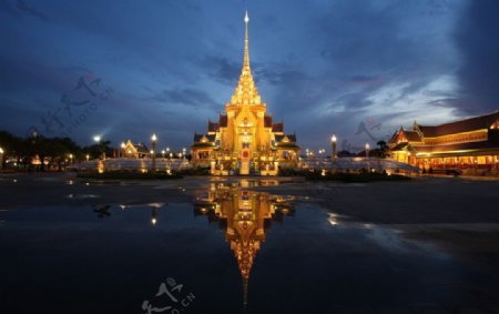 泰国皇家宫殿庙宇金碧辉煌倒影神庙图片