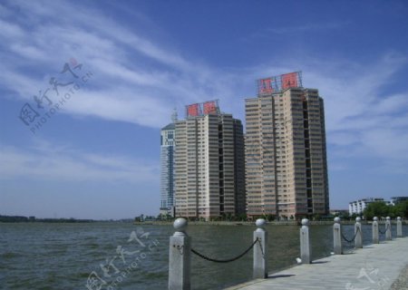 湖边的大厦图片