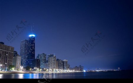 海边夜色下的摩天大楼图片