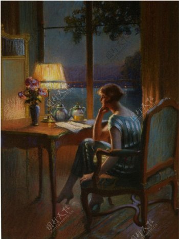 台灯旁看书的女子图片