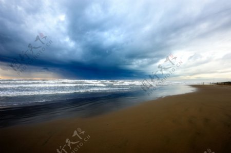 风雨欲来的海滩图片