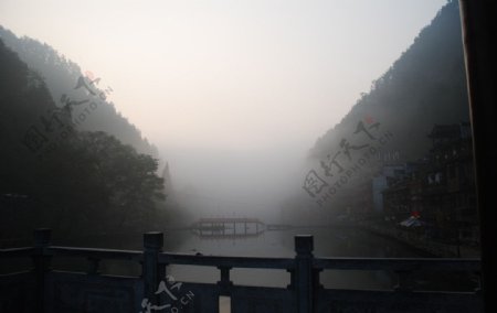 雾中凤凰古城图片