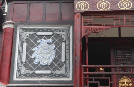 仿中式建筑与福字壁画装饰图片