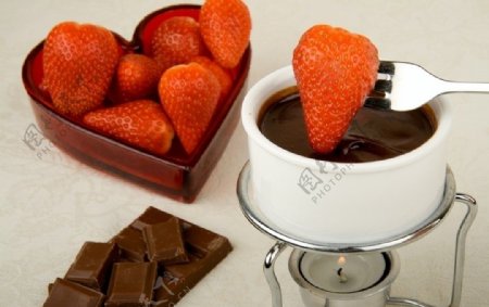 高清草莓牛奶草莓牛奶咖啡水果果盘巧克力桃心杯子图片