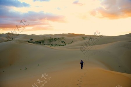 下午在沙漠中奔跑的人图片