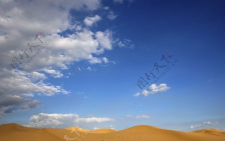金色的沙漠和蓝天白云素材图片
