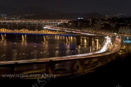 夜幕下的城市公路图片